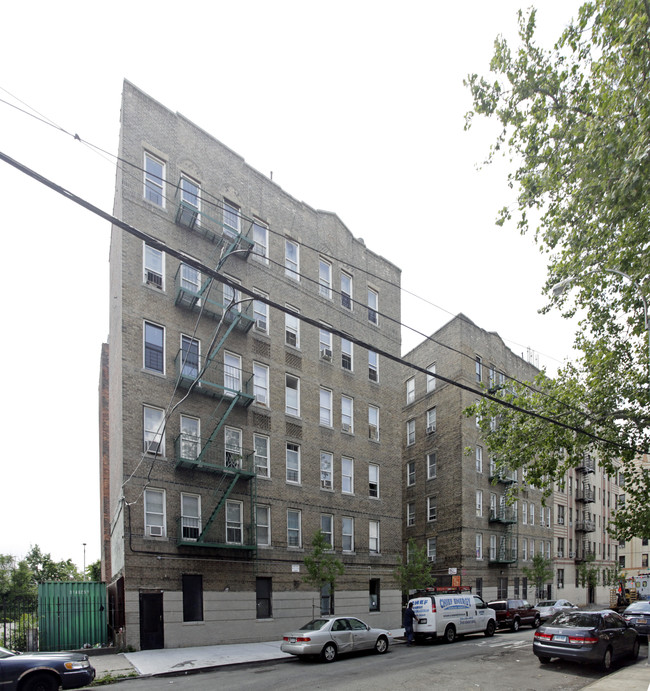 2240-2242 Tiebout Ave in Bronx, NY - Foto de edificio - Building Photo