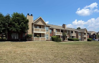 Hampton Point in Silver Spring, MD - Foto de edificio - Building Photo