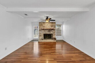 2913 Pearl St, Unit 102 in Austin, TX - Foto de edificio - Building Photo