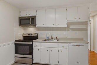 559 Sagamore Ave in Portsmouth, NH - Building Photo - Building Photo