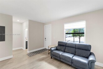 10653 W 32nd Ln in Hialeah, FL - Building Photo - Building Photo