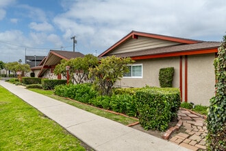 Dale Terrace in Buena Park, CA - Foto de edificio - Building Photo