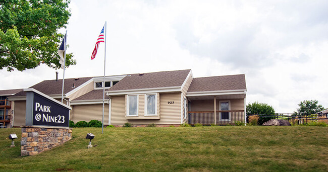 Park @ Nine23 in Cedar Falls, IA - Foto de edificio - Building Photo