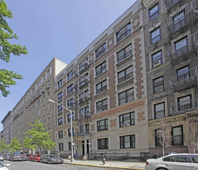 St John in New York, NY - Foto de edificio - Building Photo