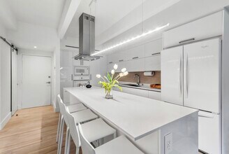 12105 NE 11th Pl in North Miami, FL - Foto de edificio - Building Photo