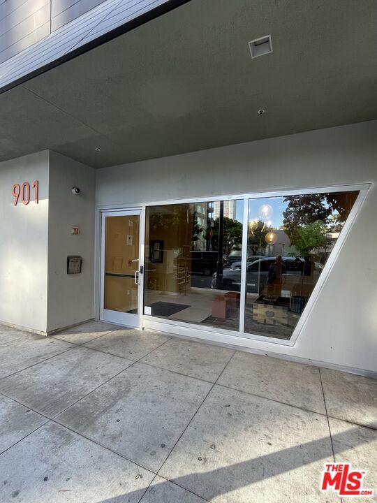 901 Flower St in Los Angeles, CA - Building Photo - Building Photo