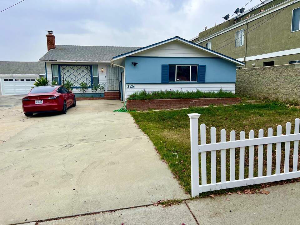 328 E Plymouth St in Inglewood, CA - Foto de edificio