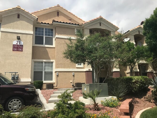 5855 Valley Dr in North Las Vegas, NV - Foto de edificio - Building Photo