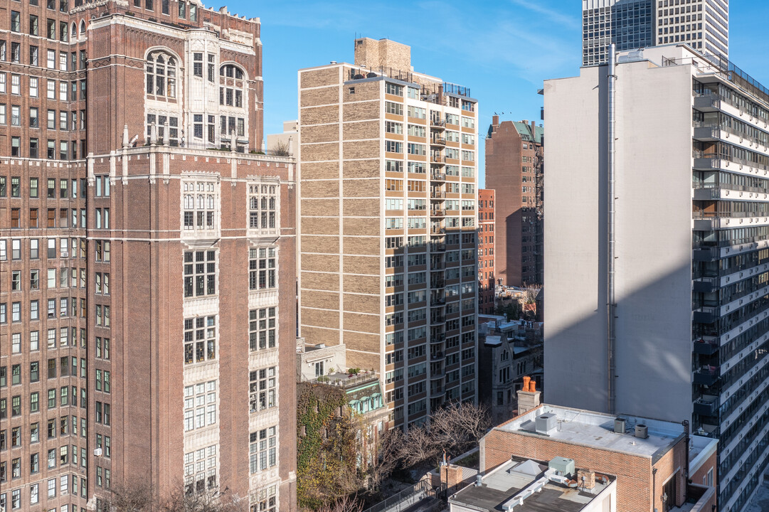 40 E Cedar St in Chicago, IL - Building Photo