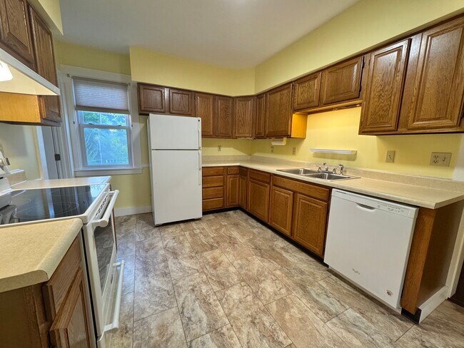 246 Elm St in Bangor, ME - Building Photo - Building Photo