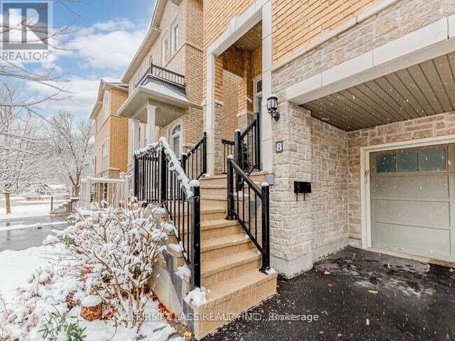 8 Mastwood Crescent in Toronto, ON - Building Photo - Building Photo