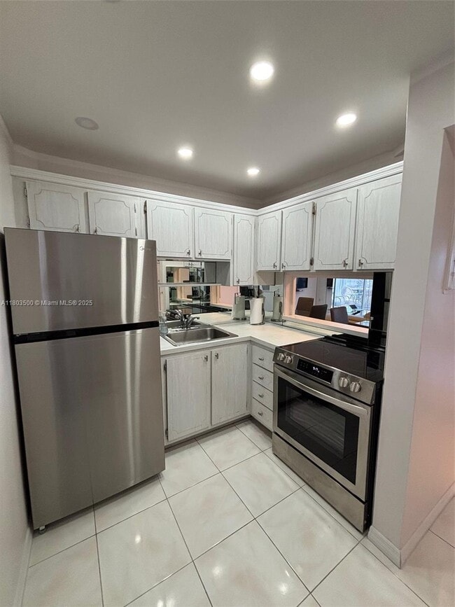 property at 2859 Leonard Dr