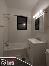 546 W Wellington Ave, Unit 205 in Chicago, IL - Building Photo - Building Photo