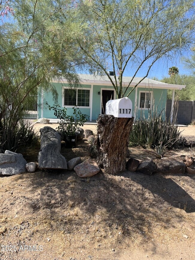 property at 1117 E Sunnyslope Ln