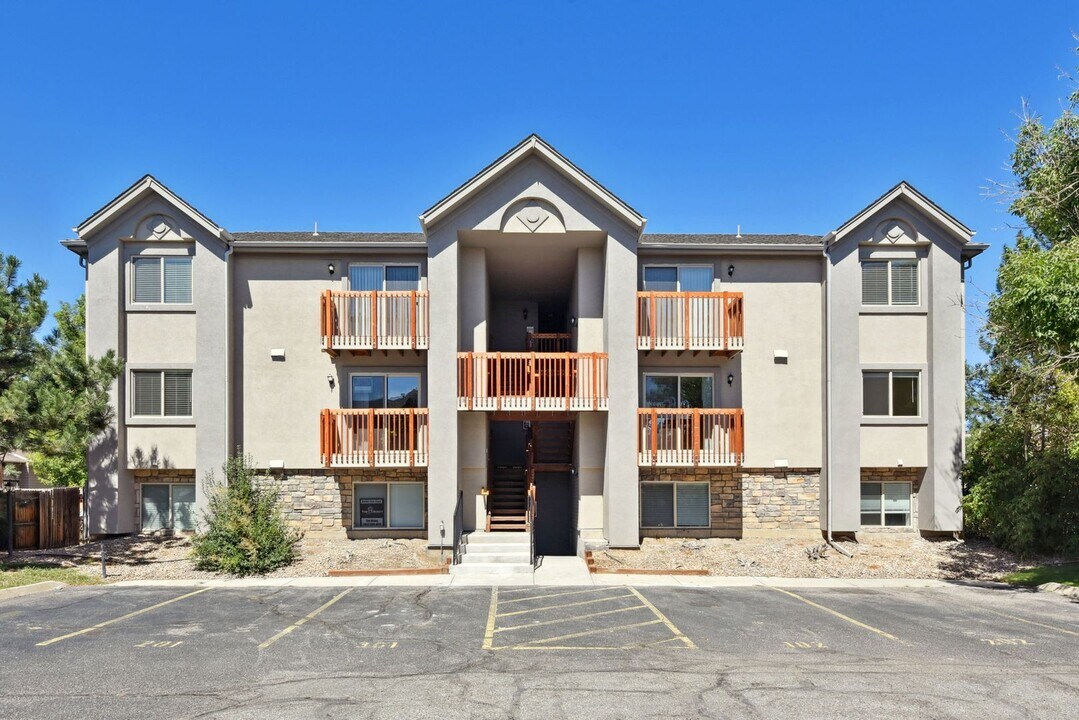 8457 S Reed St in Littleton, CO - Building Photo