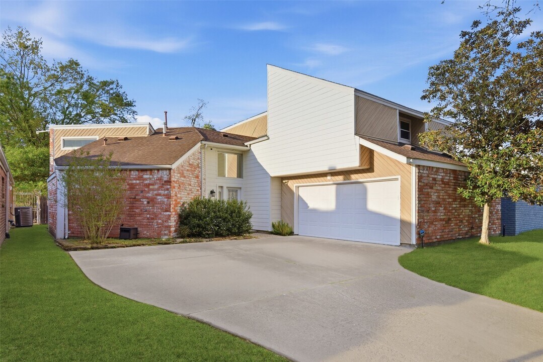 14210 Briarhills Pkwy in Houston, TX - Building Photo