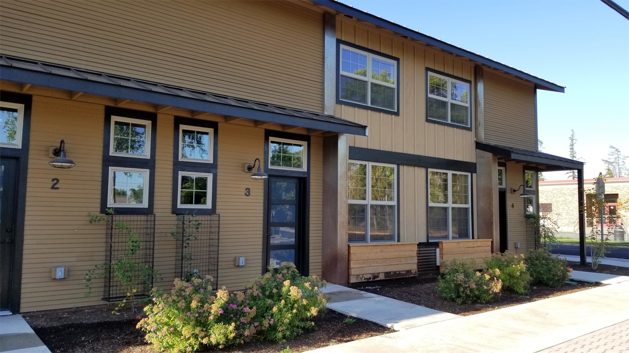 738 W Antler Ave-Unit -3 in Redmond, OR - Building Photo