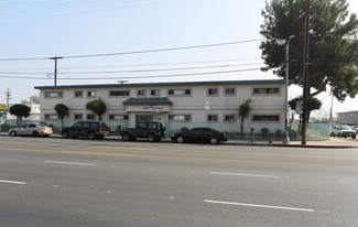 7460 Woodman Ave in Van Nuys, CA - Foto de edificio - Building Photo