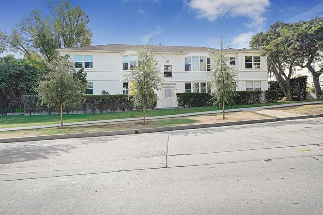 3312 Rowena Ave in Los Angeles, CA - Building Photo - Building Photo