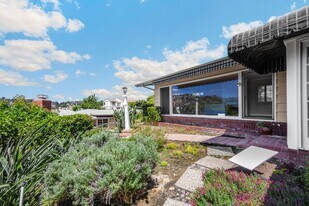 1071 Avocado Crest Rd in La Habra Heights, CA - Building Photo