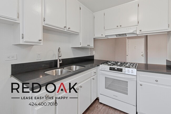 8614 Woodley Ave in Los Angeles, CA - Foto de edificio - Building Photo