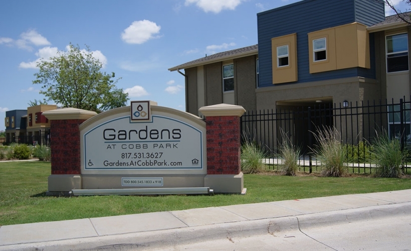 Gardens at Cobb Park in Fort Worth, TX - Foto de edificio