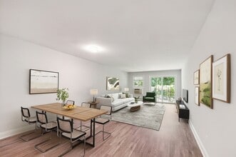 Eagle Rock Apartments at Woodbury in Woodbury, NY - Foto de edificio - Building Photo