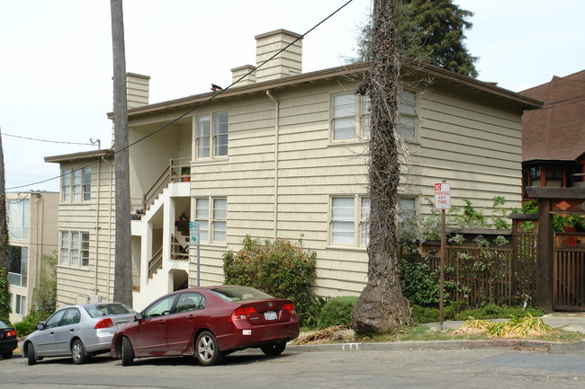 2709-2715 Ridge Rd in Berkeley, CA - Foto de edificio - Building Photo