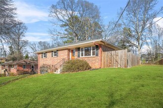 3207 Woodview Dr SE in Smyrna, GA - Foto de edificio - Building Photo