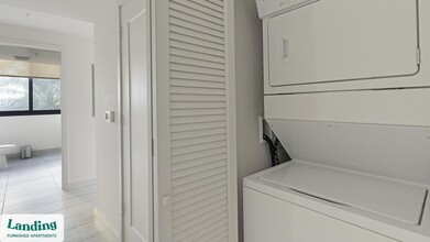 698 NE 1st Ave, Unit CMW-0205 in Miami, FL - Foto de edificio - Building Photo