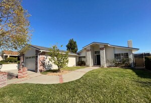 26842 Palacete Dr in Santa Clarita, CA - Building Photo