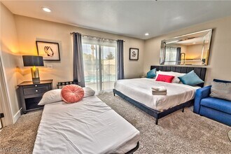 3784 E Pama Ln in Las Vegas, NV - Foto de edificio - Building Photo