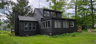 129 Shore Rd in Pittsfield, MA - Building Photo