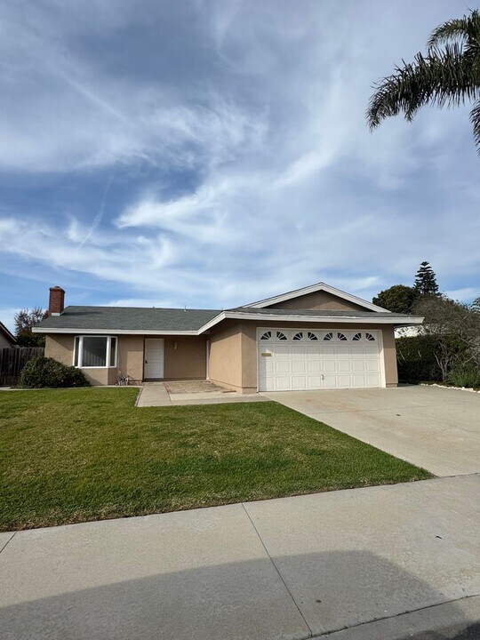 9311 Woodcrest Dr in Huntington Beach, CA - Foto de edificio