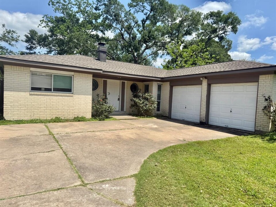 306 Coburn St in League City, TX - Foto de edificio