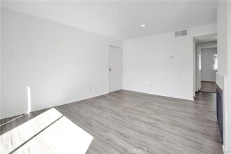 4406 Cahuenga Blvd, Unit 107 in Los Angeles, CA - Building Photo - Building Photo