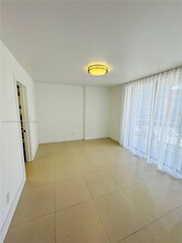 1440 Brickell Bay Dr in Miami, FL - Building Photo - Building Photo