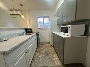 729 NE 6th St in Hallandale Beach, FL - Building Photo - Building Photo