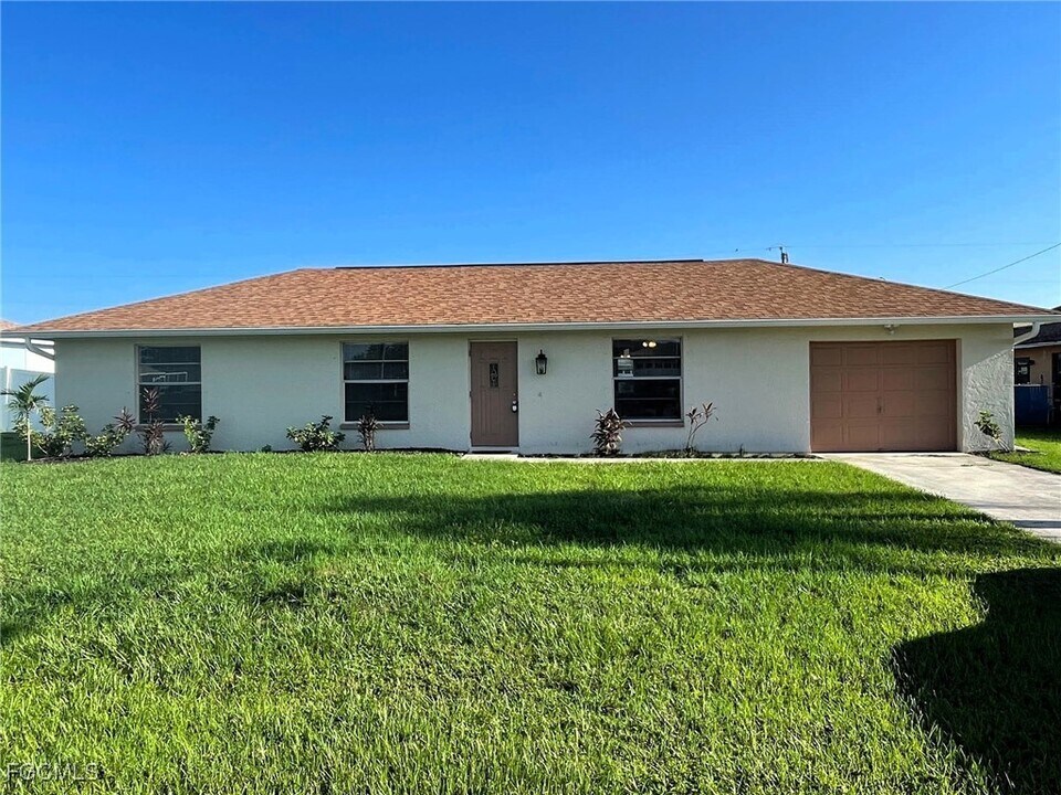 521 SE 4th St in Cape Coral, FL - Building Photo