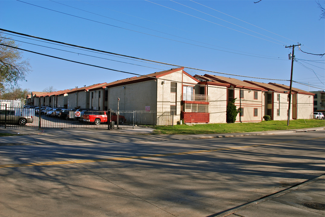 Town Club Apartments in Dallas, TX - Building Photo