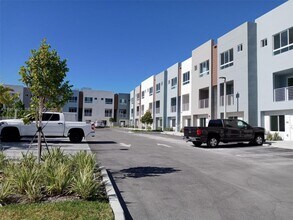 2555 NE 193rd St in Miami, FL - Building Photo - Building Photo