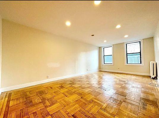 11 Dongan Pl in New York, NY - Building Photo