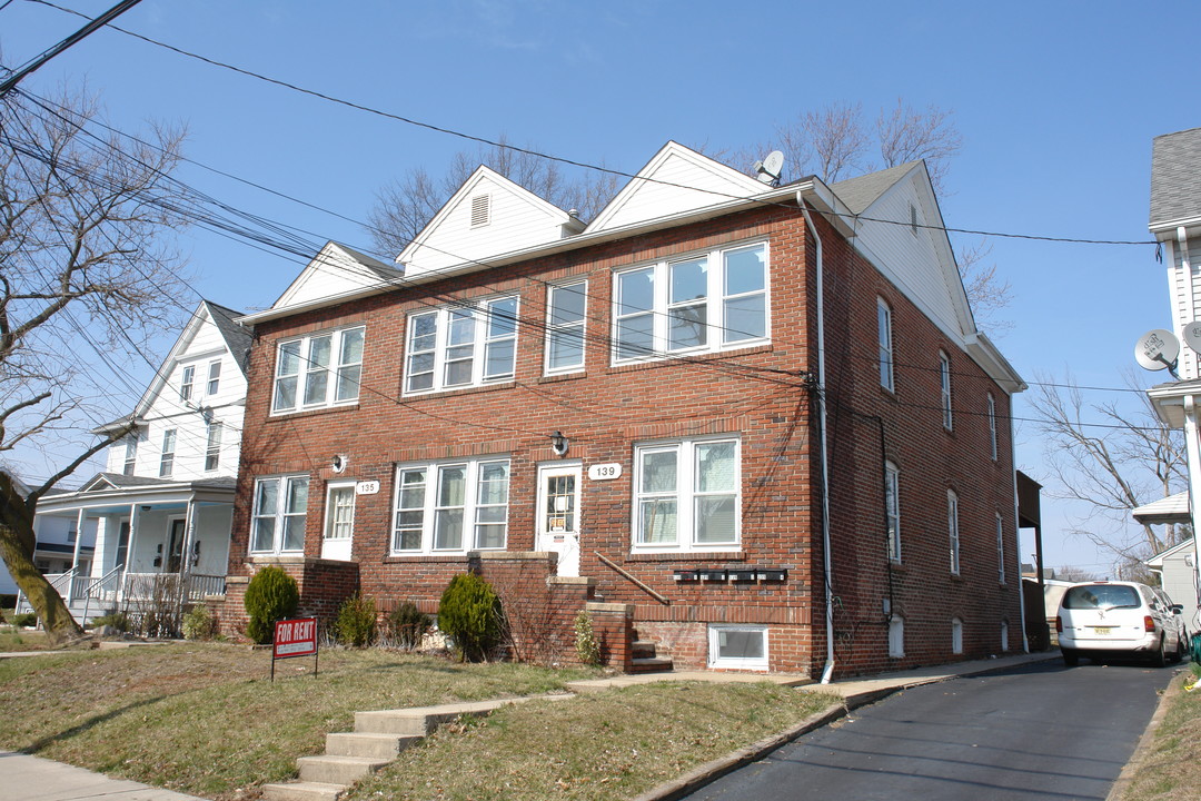 135-139 E Cliff St in Somerville, NJ - Building Photo