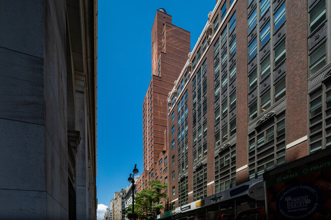 1 E 35th St in New York, NY - Foto de edificio - Building Photo