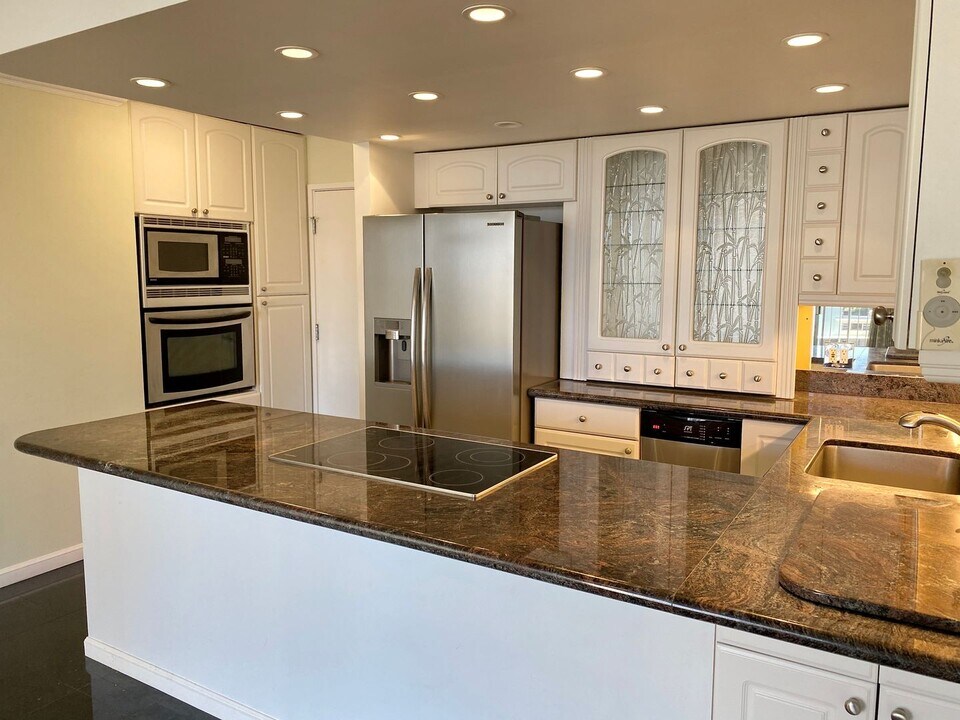 400 Hobron Ln in Honolulu, HI - Building Photo