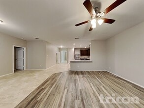 215 Saddlebrook Ln in Waxahachie, TX - Foto de edificio - Building Photo