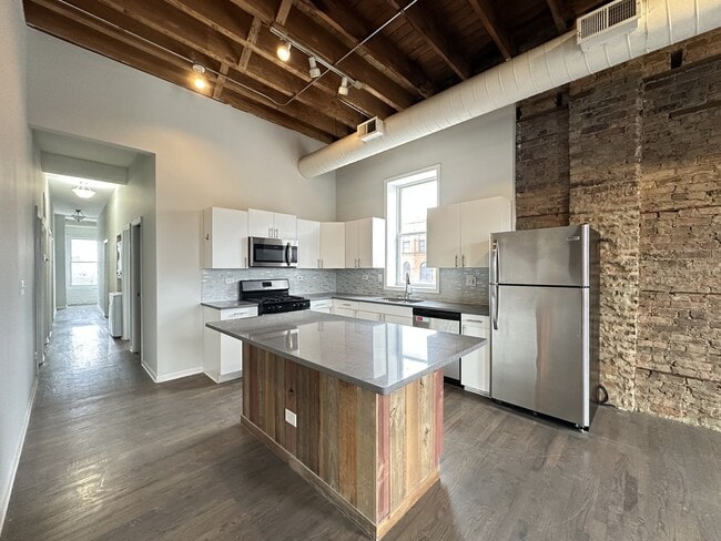 1202 W Grand Ave in Chicago, IL - Foto de edificio - Building Photo