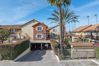 Spring Lake Apartments in Anaheim, CA - Building Photo - Building Photo