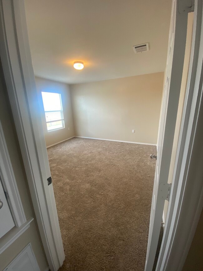 6237 Adair Dr, Unit Small Room in Austin, TX - Building Photo - Building Photo