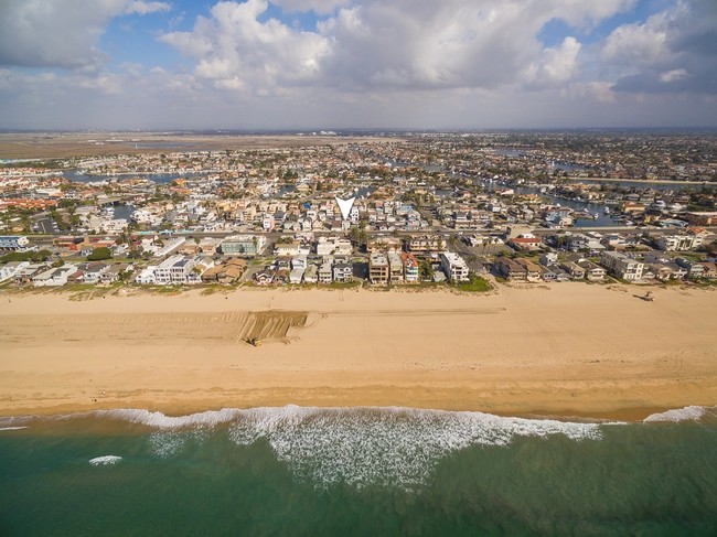 Waterfront 4 Units in Sunset Beach, CA - Building Photo - Building Photo